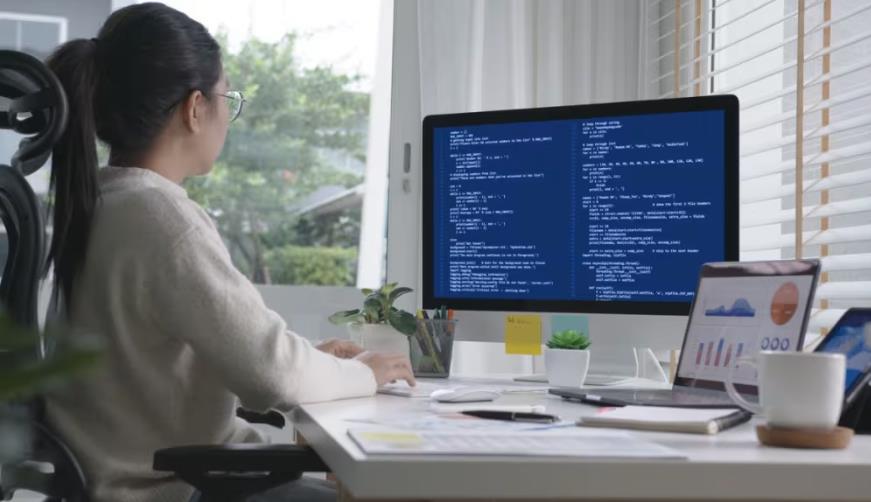 澳门软件开发公司实战建议:网站赋能,为何必须接入支持机器人?